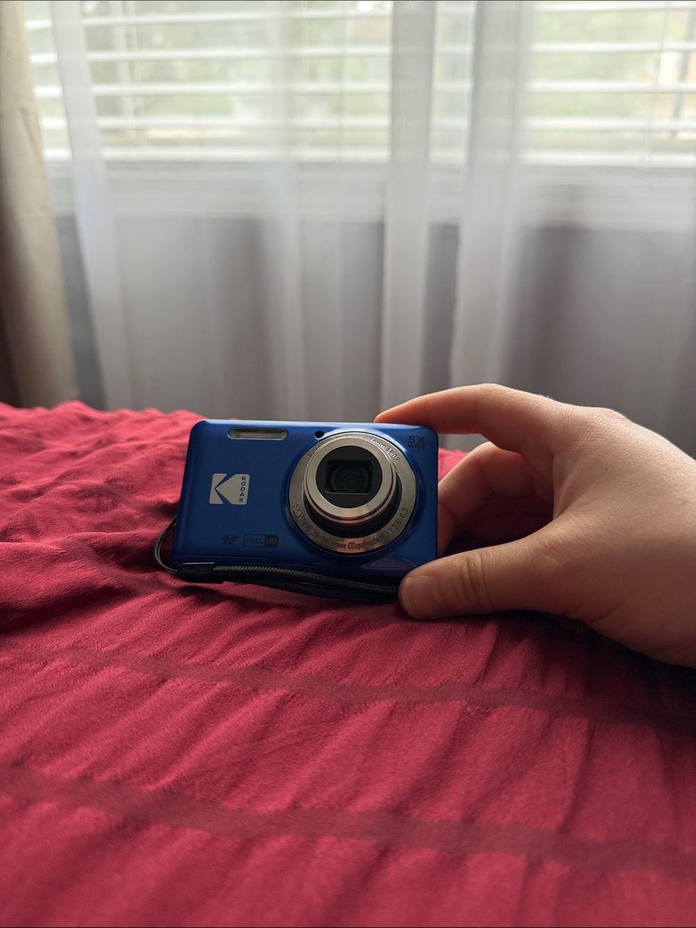 Kodak Blue Point-and-Shoot Digital Camera with 5x Wide Optical Zoom - Picture 4 of 5